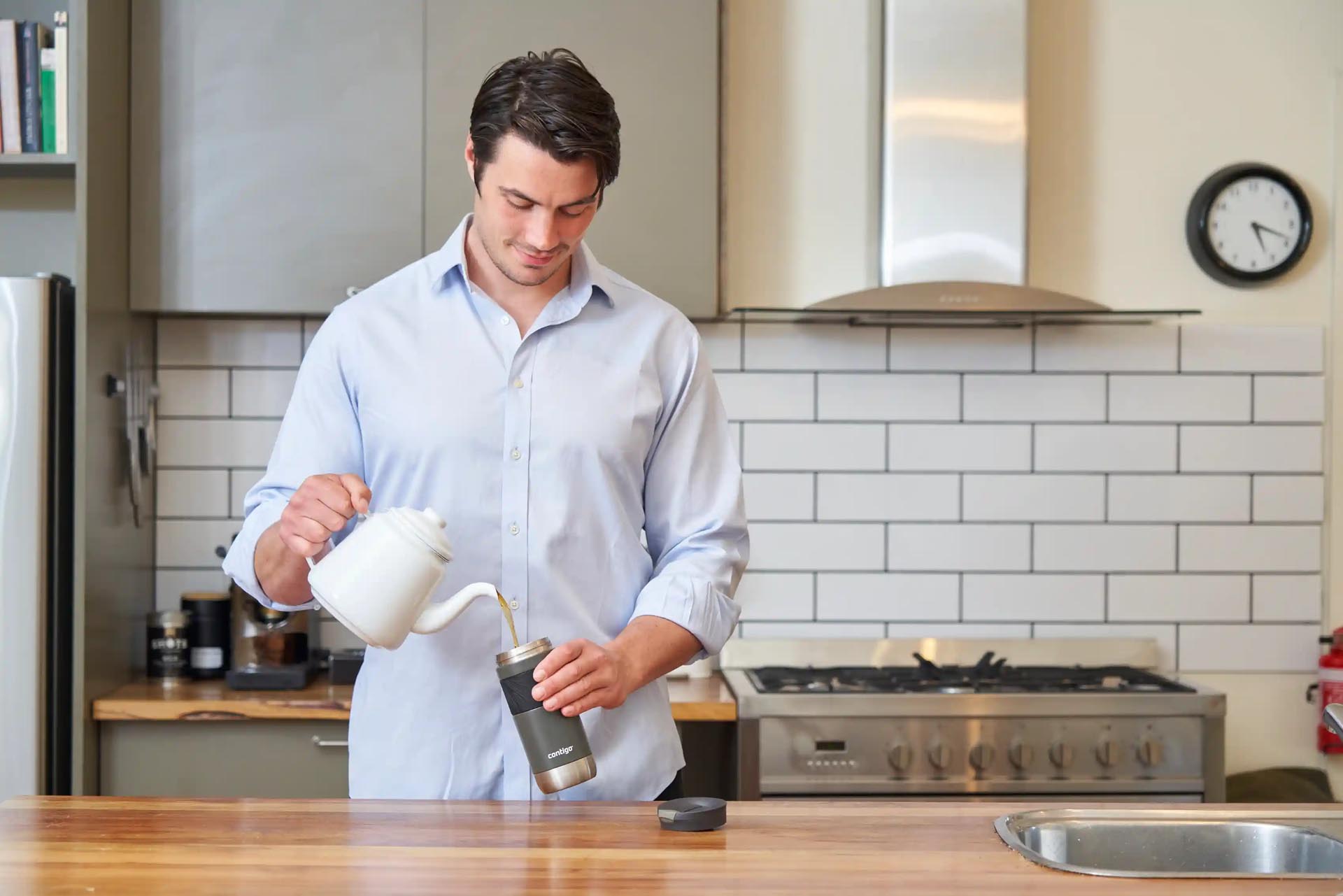 2155588_Byron2-0_Sake_Man-pouring-tea1s4CkdWP7vu64